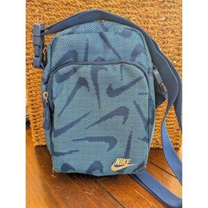 Nike Heritage Crossbody Bag With Adjustable Strap & Multiple Compartments Blue S
